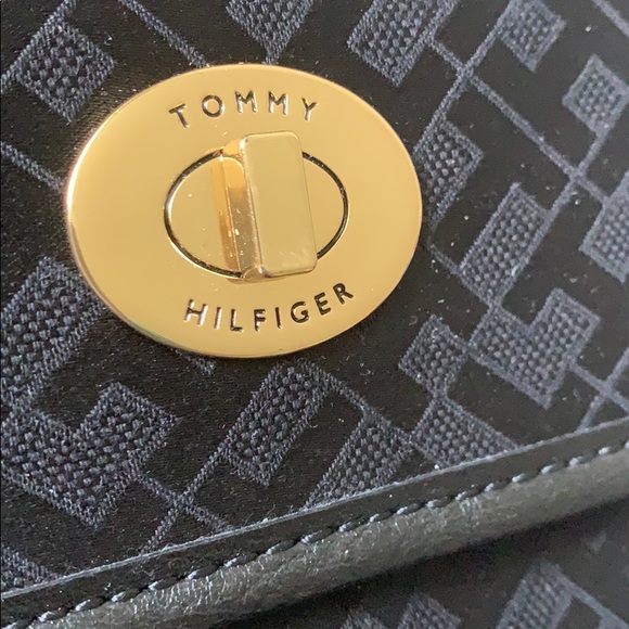 Tommy Hilfiger crossbody purse - Picture 3 of 5